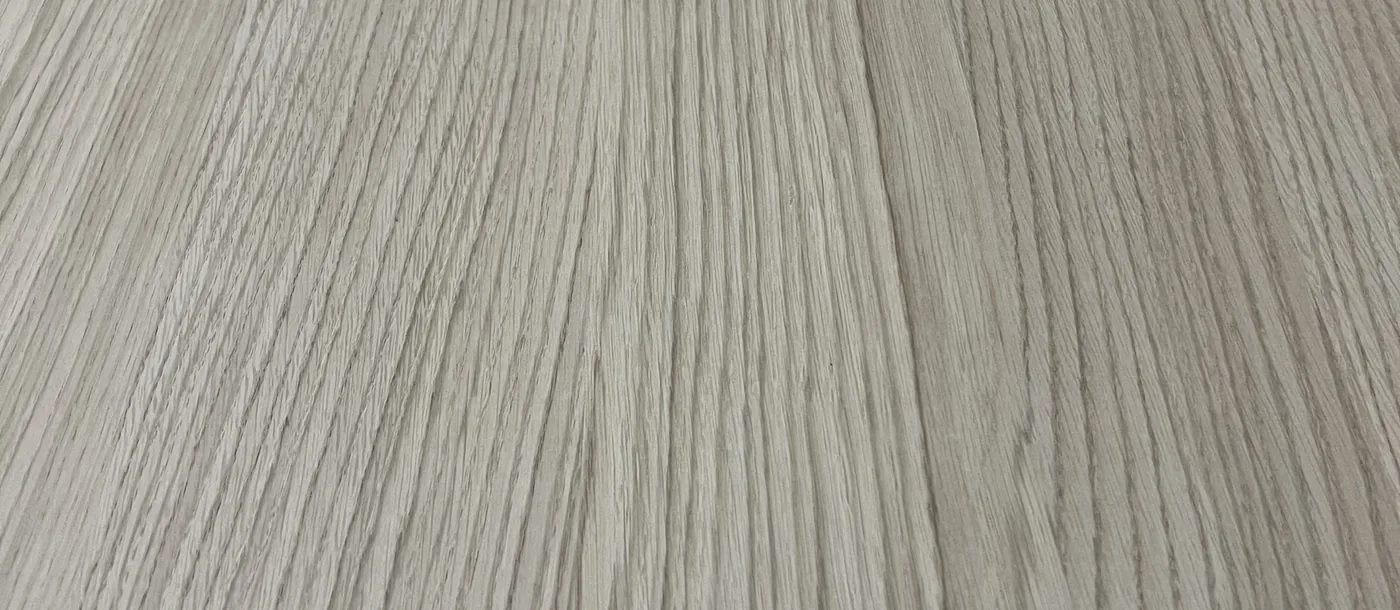 Edelfurnierte Spanplatte Eiche, 19 mm, schlicht mit Brettcharakter